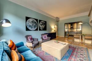 佛罗伦萨Mamo Florence - Frida Luxury Apartment的客厅配有蓝色的沙发和桌子