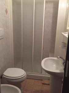 索托马里纳诺瓦德尔酒店的带淋浴、卫生间和盥洗盆的浴室