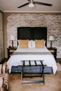 威特班克La Bendicion的一间卧室设有一张带砖墙的大床