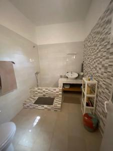 RufisqueVilla Idaka的一间带卫生间和水槽的浴室
