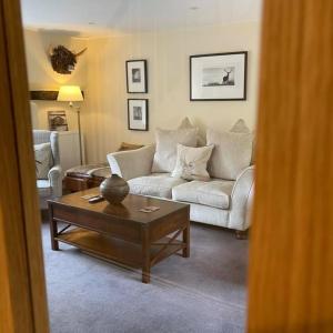 WarcopThe Cosy Nook Cottage Company - Cosy Cottage的带沙发和咖啡桌的客厅