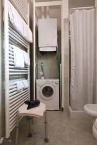 穆拉诺Ca' Mazzega的一间带洗衣机和水槽的浴室