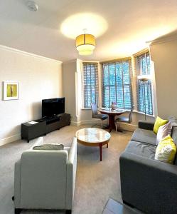 莱瑟姆-圣安妮Mode Apartments St Annes的客厅配有沙发和桌子