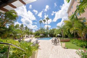 圣地亚哥洛斯卡巴霍德帕花园酒店的一个带游泳池和棕榈树的庭院