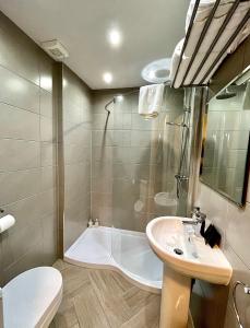 莱瑟姆-圣安妮Mode Apartments St Annes的带浴缸、盥洗盆和卫生间的浴室