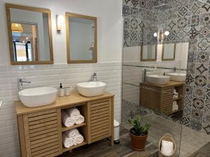 萨拉济Villa Couleur Nature的浴室设有2个水槽和镜子