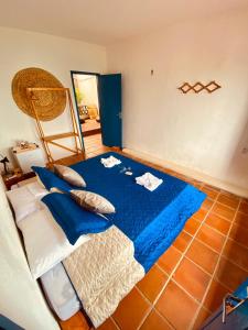 拉戈伊尼亚Montepascual Ecovillage的一间卧室配有一张带蓝色床单和枕头的床。