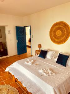 拉戈伊尼亚Montepascual Ecovillage的卧室配有一张白色大床和蓝色门