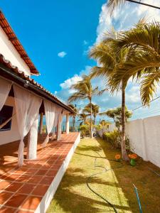 拉戈伊尼亚Montepascual Ecovillage的一座带花园和水管的房子