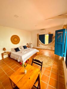 拉戈伊尼亚Montepascual Ecovillage的一间卧室配有一张床和一张木桌