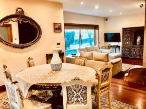布拉加Bracara luxury guesthouse的客厅配有桌子和沙发