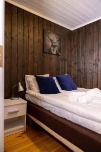 耶勒夫乐纳斯度假酒店的一间卧室配有一张木墙床