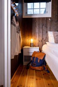 耶勒夫乐纳斯度假酒店的卧室配有床和背包,位于地板上