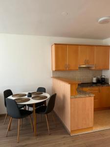 摩拉瓦托普利采Apartment Aurora的一间厨房,里面配有桌椅