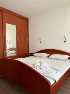 摩拉瓦托普利采Apartment Aurora的一间卧室配有一张带白色床单的大床
