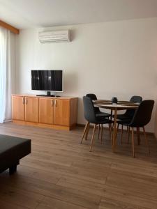 摩拉瓦托普利采Apartment Aurora的客厅配有桌椅和电视。