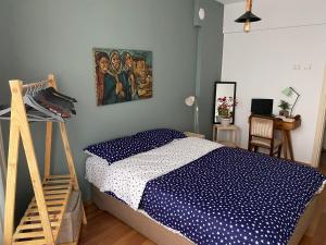 伊斯坦布尔Comfortable house in Üsküdar İstanbul Turkey的卧室配有一张床,墙上挂有绘画作品