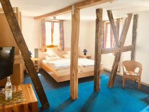 埃伦茨-波尔特斯多夫文古德润酒店的一间带两张木柱床的卧室