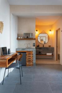 科苏梅尔Illa Cozumel的厨房配有书桌、水槽和镜子