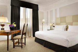 罗马Hotel Splendide Royal - The Leading Hotels of the World的一张床铺、一张桌子和一张床