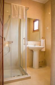 MilagrosaWelfare AgroTurismo的带淋浴和盥洗盆的浴室