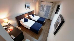 贝尔格莱德全景别墅酒店的卧室享有高空美景,配有两张床