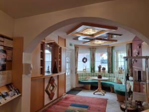 伊施格尔科琳娜酒店的客房设有沙发、桌子和窗户。