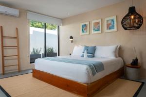 科苏梅尔Illa Cozumel的一间卧室设有一张大床和一个窗户。