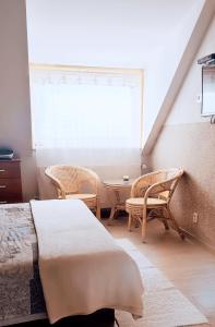 波普拉德Vila Safin的一间卧室配有两张床和一张桌子及椅子