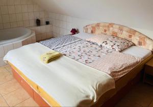 波普拉德Vila Safin的带浴缸的床铺和带床垫的床铺