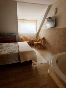 波普拉德Vila Safin的一间卧室配有一张床、一个水槽和一张桌子