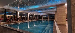 科帕奥尼克Apartman N101, Milmari, Kopaonik的一座拥有星空天花板的建筑中的游泳池