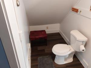 KingfieldTerrapin Hostel的一间带卫生间和红色凳子的小浴室