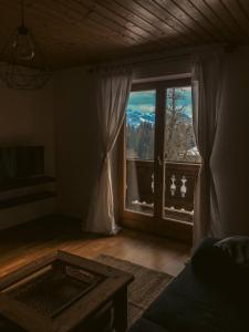 PramaKuhlinarik Apartment的客厅设有美景大窗户