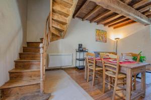 Balnot-sur-LaignesGîte le Champenois的一间带桌子和木楼梯的用餐室