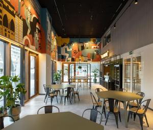 维多利亚-加斯特伊兹Kora Green City - Aparthotel Passivhaus的自助餐厅内带桌椅的餐厅