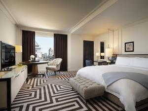 伦敦伦敦瑰丽酒店的酒店客房设有一张大床和一张书桌。