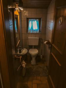 PramaKuhlinarik Apartment的一间带卫生间和窗户的小浴室