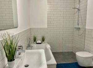 福恩施特劳斯VOH SUPER EXKLUSIVES LOFT, ZENTRAL, Smart-TV, Parkplatz的带浴缸、卫生间和盥洗盆的浴室