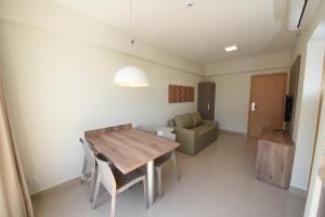 热河市Park Veredas Resort的客厅配有木桌和沙发