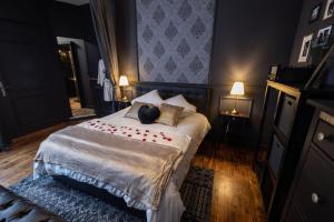 特鲁瓦Urban Spa Romantique Chic的一间卧室配有一张带两个枕头的床