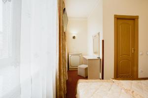 利沃夫纳塔利娅18酒店的小房间设有两张床和一扇门