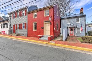 利斯堡Townhome in Leesburg Historic District!的一间红色的房子和一座带黄色门的灰色房子