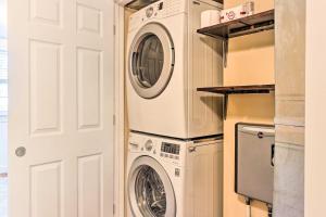 利斯堡Townhome in Leesburg Historic District!的隔壁的洗衣房配有洗衣机和烘干机