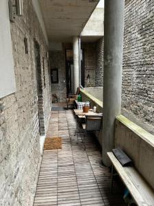 科隆Deutzer Freiheit的大楼里空着带桌子和长凳的走廊