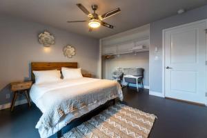 圣佩德罗Modern San Pedro Home Sleeps 12的一间卧室配有一张床和吊扇