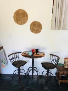 大塞拉Aruanã - Praia do Sargi的一张桌子,两把椅子,一张桌子,上面有碗