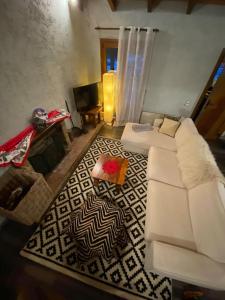 阿拉霍瓦Orino Livadi Mount Villa IV的客厅配有白色沙发和地毯。