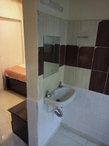 基苏木Beach View Hotel - Kisumu的一间带水槽和床的浴室