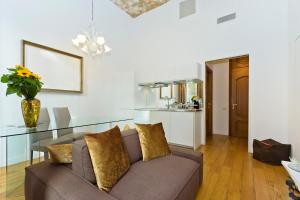 都灵Boutique Apartment Elegantissima的带沙发和玻璃桌的客厅